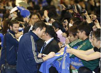 Lampard dá autógrafo na chegada do Chelsea ao Mundial de Clubes do Japão