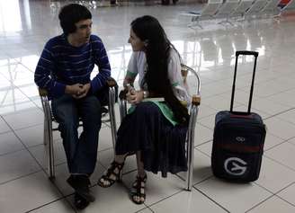 <p>Dissidente cubana, Yoani Sanchez conversa com seu filho Teo Escobar antes de embarcar no aeroporto de Havana</p>