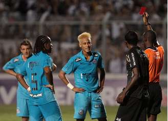 <p>Neymar foi expulso na confusão durante partida contra a Ponte Preta</p>