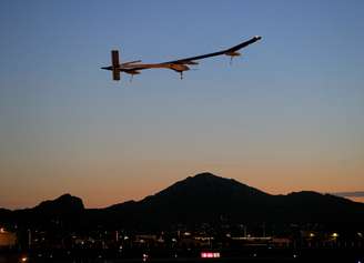 <p>Avião solar Impulse deixou aeroporto Sky Harbor em Phoenix, nos EUA, na madrugada de quarta-feira</p>