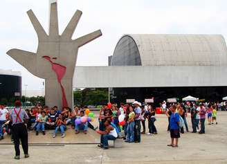 O Memorial da América Latina, em São Paulo, foi inaugurado em 1989 com a intenção de difundir a cultura latino-americana no Brasil. O prédio em si já é uma obra de arte. A imagem mostra o Salão de Atos (em segundo plano) e a escultura Mão (em primeiro plano). A obra, também de autoria de Niemeyer,  é o símbolo do Memorial e representa, ao mesmo tempo, o sangue dos povos latino-americanos derramado na luta pela liberdade e o desenho do próprio subcontinente 