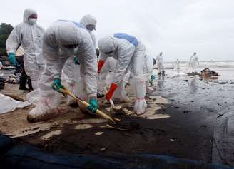 Equipe tenta conter vazamento de petróleo na costa tailandesa