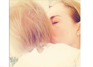 <p>Angélica compartilhou com seus seguidores uma foto beijando a filha Eva, que completa um ano nesta quarta-feira (25)</p>