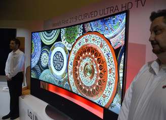 <p>LG mostra sua primeira TV de 105 polegadas com tela curva e ultradefinição na CES</p>