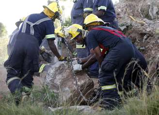 Um desmoronamento deixou mais de duzentas pessoas soterradas em uma mina de ouro próxima a Johannesburgo