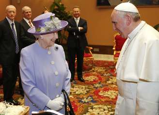 <p>A rainha Elizabeth sorri ao lado do papa Francisco durante encontro no Vaticano, nesta queinta-feira, 3 de abril</p>