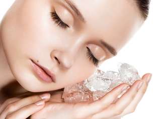 Normalmente usado na pele para aliviar a dor de hematomas, o gelo também pode ser incorporado à rotina de beleza para deixar a pele mais bonita
