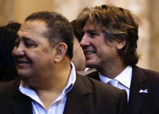 <p>Vice-presidente da Argentina, Amado Boudou (a direita) ao lado do líder social Luis D'elia, dentro da catedral de Buenos Aires antes da comemoração do 204º aniversário da Revolução de Maio, em 25 de maio</p>