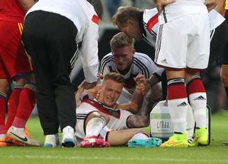 <p>O meia-atacante Marco Reus precisou de ajuda para deixar o gramado no amistoso da Alemanha contra a Armênia</p>