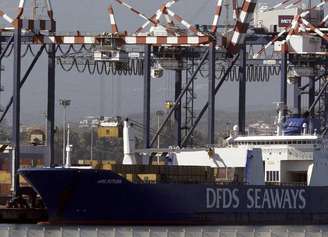 <p>Navio dinamarquês descarrega container com armas químicas da síria nesta quarta-feira, no sul da Itália</p>