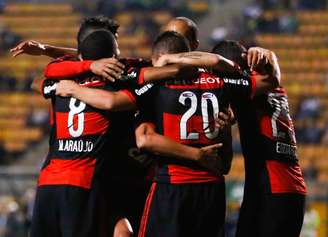 Jogadores do Flamengo comemoram primeiro gol no Pacaembu