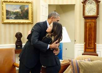 <p>Obama abraça a enfermeira de Dallas, Nina Pham, curada do ebola, nesta sexta-feira</p>