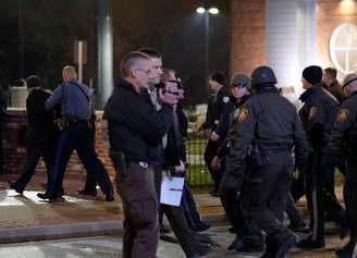 A polícia prendeu duas pessoas que estariam armadas durante protestos em Ferguson