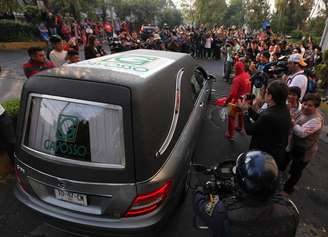Carro fúnebre com o corpo de Roberto Bolaños chega à sede da Televisa