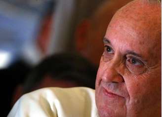 <p>Papa Francisco conversa com jornalistas durante voo de Manila a Roma, em 19 de janeiro</p>