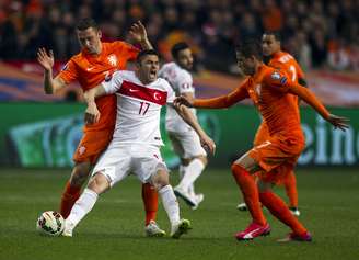 Burak Yilmaz abriu o placar para a Turquia, mas Holanda empatou já nos acréscimos do segundo tempo