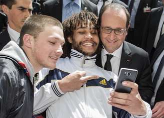 Selfie inusitada tirada com o presidente francês