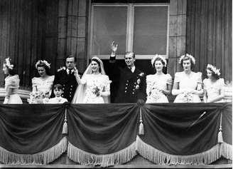 Elizabeth se casou com Philip, Duque de Edimburgo, em 20 de novembro de 1947. Eles são primos de 2° grau, se apaixonaram quando Elizabeth tinha 13 anos. Para casar-se com a futura rainha, Philip renunciou a títulos gregos e dinamarqueses tomando o sobrenome da família britânica de sua mãe