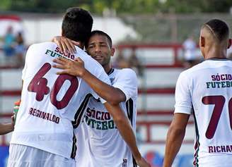 Jogadores do Fluminense comemoram o gol marcado por Reginaldo