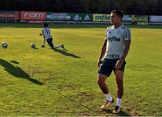 Dudu durante o treino desta segunda-feira, na Academia de Futebol (Foto: Thiago Ferri)