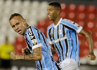 Everton comemora um dos gols que fez na partida decisiva para o Grêmio