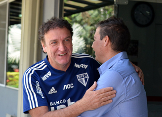 Cuca abraça ex-jogador Luizão durante primeiro treino do São Paulo nesta quarta-feira (Foto: Reprodução)