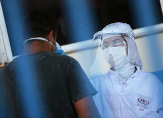 Funcionário de unidade da JBS em Passo Fundo (RS) tem a temperatura auferida em meio à pandemia de coronavírus 
24/04/2020
REUTERS/Diego Vara