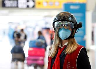 Funcionária de aeroporto usa equipamento que mede temperatura das pessoas à distância no aeroporto de Fiumicino, em Roma
06/05/2020 REUTERS/Remo Casilli