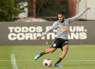 Everaldo treinou com bola e no campo do CT Joaquim Grava nesta sexta-feira (Foto: Rodrigo Coca/Ag. Corinthians)