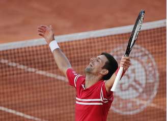 Tenista Novak Djokovic comemora após vencer a final de Roland Garros sobre e grego Stefanos Tsitsipas. 13/6/2021 Serbia's  REUTERS/Benoit Tessier