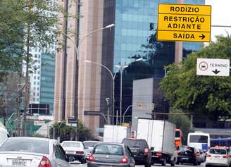 Placa instalada pela CET para ampliação do rodízio na Avenida Vital Brasil, em São Paulo