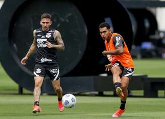 Mosquito e Du Queiroz, favoritos a entrar no time, durante treino deste sábado (Foto: Rodrigo Coca/Ag. Corinthians)