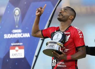 Autor do gol da vitória, Nikão ergue a taça da Sul-Americana 