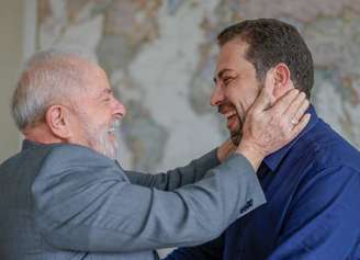 Lula e Boulos durante o primeiro encontro para a negociação de apoio do PSOL à candidatura do petista ao Planalto. 