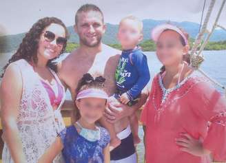 O PM Fabiano Junior Garcia, com a mulher Kassiele, a enteada e os dois filhos.