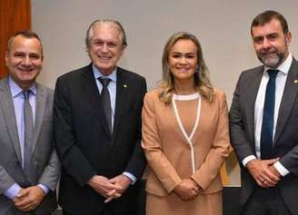 Conhecido pelo combate às milícias do Rio, o presidente da Embratur, Marcelo Freixo (à direita), posou para foto com a ministra do Turismo, Daniela do Waguinho, cujo marido é prefeito de Belford Roxo.