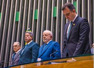 Lula ao lado dos presidentes da Câmara, Arthur Lira (à esquerda), e do Senado, Rodrigo Pacheco (à direita) em cerimônia no Congresso Nacional