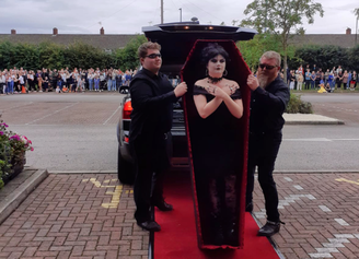 Jovem vai a baile de formatura em caixão na Inglaterra
