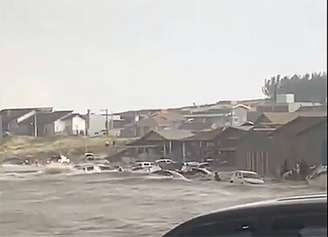 Tsunami meteorológico atingiu a praia do Cardoso, em Laguna (SC), por volta de 16h deste sábado, 11, de acordo com a Defesa Civil de Santa Catarina.