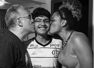 O prefeito Edmilson Rodrigues compartilhou uma foto em que aparece beijando o filho Arthur, que morreu neste sábado, 20.