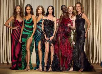 Supermodelos homenageiam Roberto Cavalli em Milão 