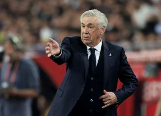 Carlo Ancelotti em jogo do Real Madrid contra o Barcelona
