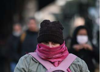 Pedestres enfrentam frio na região da Barra Funda, zona oeste da da capital paulista.