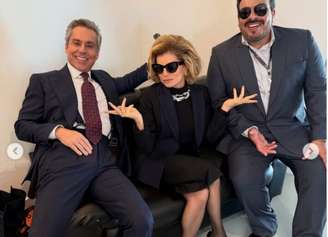 Débora com Alexandre Neto e Luis Lobianco nos bastidores das gravações de 'Vale Tudo'