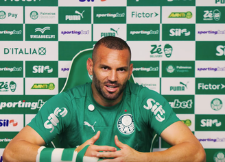 O goleiro Weverton teve uma fissura na mão