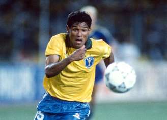 Muller em jogo da Copa do Mundo de 1990