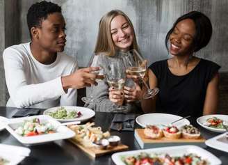 Os aperitivos surgiram na Antiguidade como pequenos alimentos servidos antes das refeições principais para estimular a conversa e a convivência. Com o tempo, tornaram-se parte de encontros sociais, festas e momentos informais em diversas culturas.
