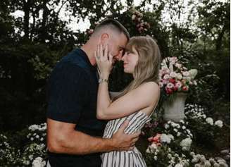 Taylor Swift está noiva de Travis Kelce.