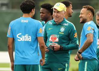 Neymar participou dos dois últimos treinos e está à disposição para o duelo com a Escócia