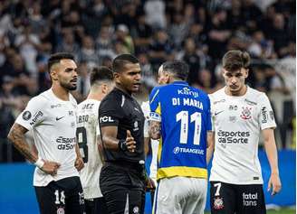 Raniele foi expulso aos 12 minutos do segundo tempo em Corinthians x Rosario Central.